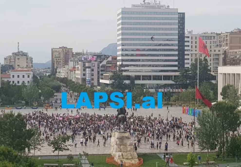 ‘Mos i prekni vajzat’, marshim madhështor në Tiranë. Turma shkon drejt Ministrisë së Arsimit (Video Live)