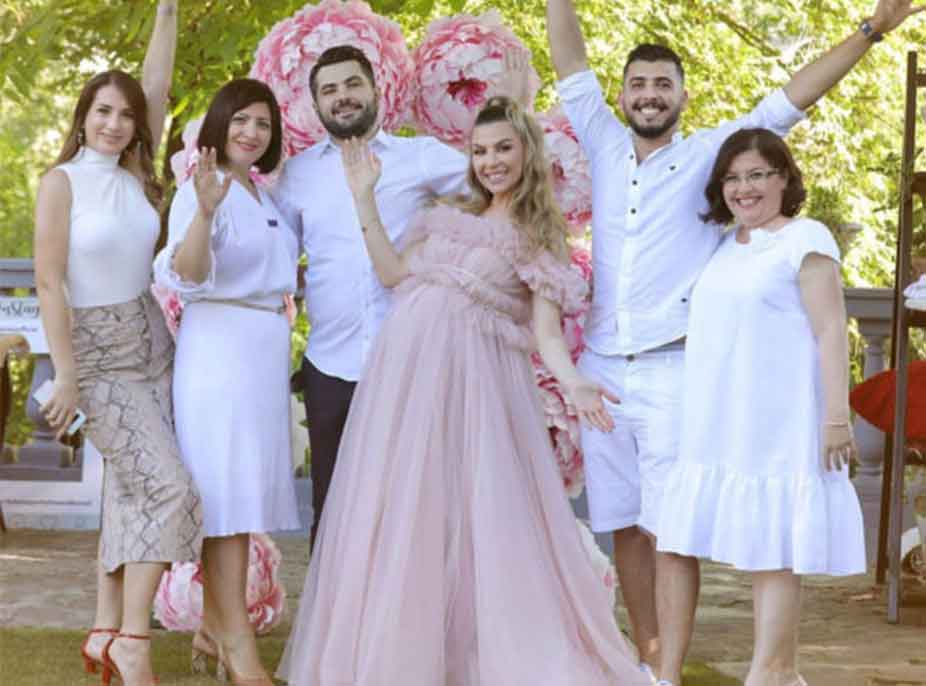Me fotot më të ëmbla nga ‘baby shower’, Olta Boka zbulon familjen e madhe ‘Rrokaj-Boka’