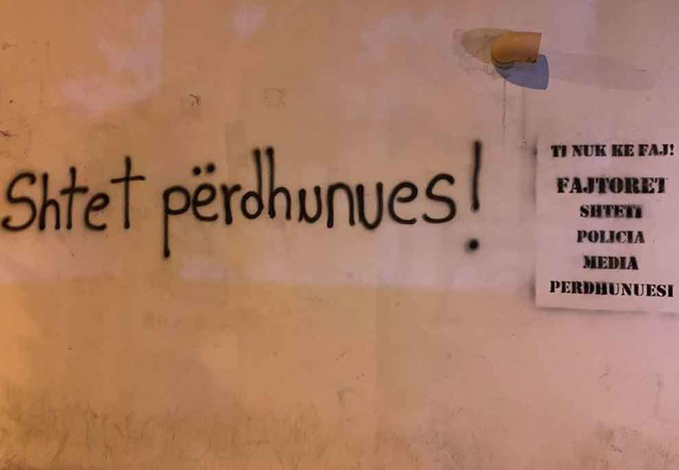 ‘Shtet përdhunues’, ‘pedofilët e kanë vendin në burg’, muret e Tiranës mbushen me mbishkrime pas historisë tronditëse të 15-vjeçares