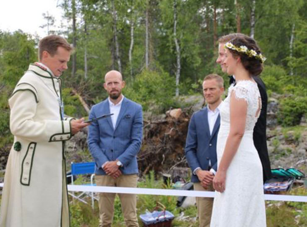 “Dashuria mposht gjithçka!”- Nuk i ndal as koronavirusi, nusja norvegjeze dhe dhëndri suedez martohen në kufirin midis dy vendeve