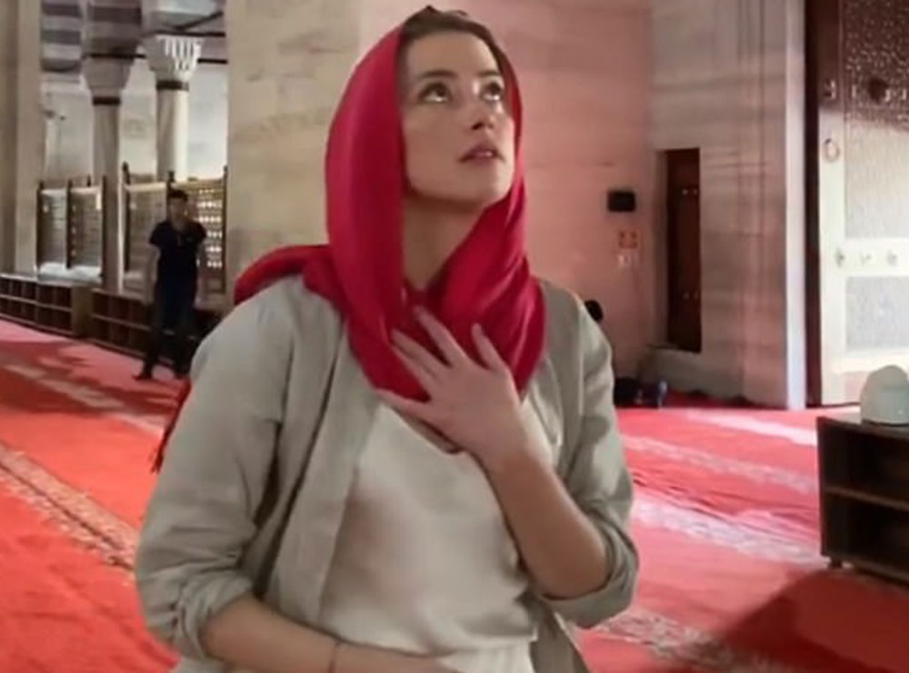 Hyri në xhami në Turqi pa recipeta, sulmohet në rrjet aktorja e njohur