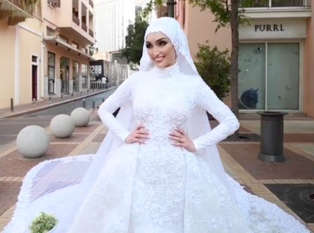 Nusja filmonte në rrugë me fustan të bardhë, çasti tronditës pak pas shpërthimit në Beirut