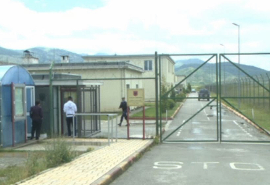 Covid-19 prek burgun e sigurisë së lartë në Drenovë, 8 të dënuar nisen drejt Tiranës