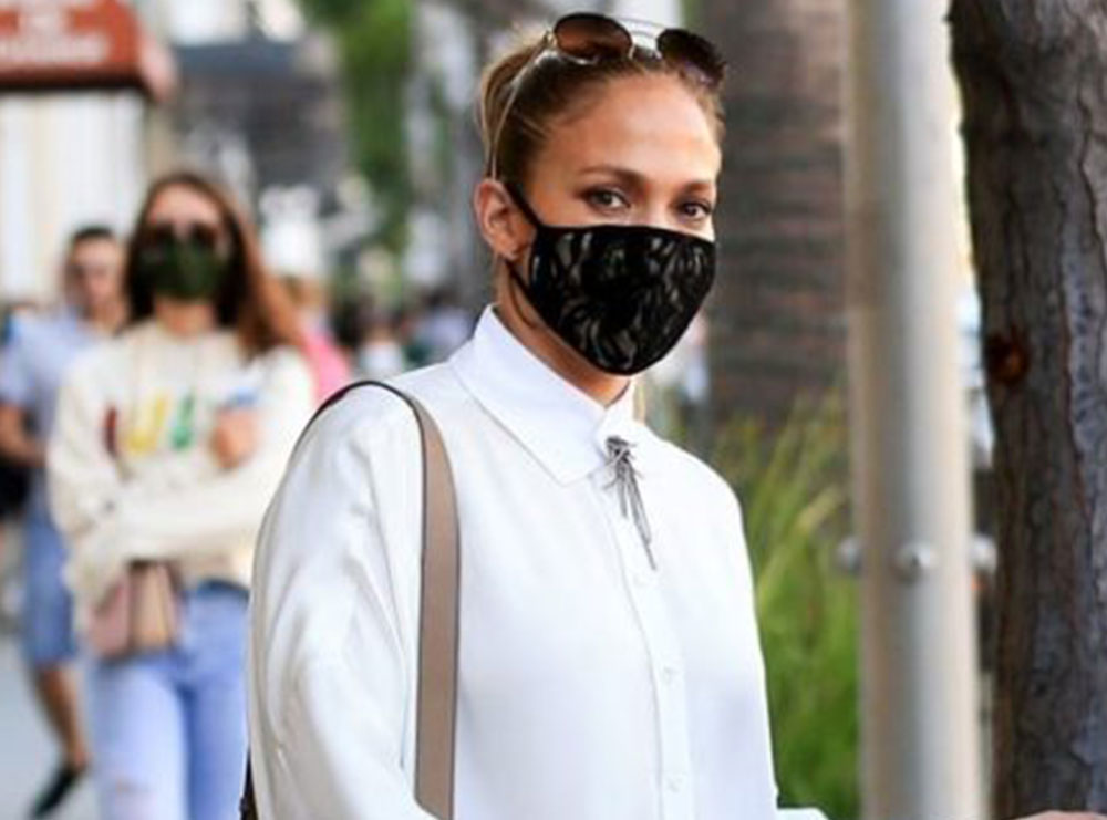 Një mami si Jennifer Lopez, këngëtarja fotografohet duke vizituar dyqanet me fëmijët e saj me këtë ‘look’