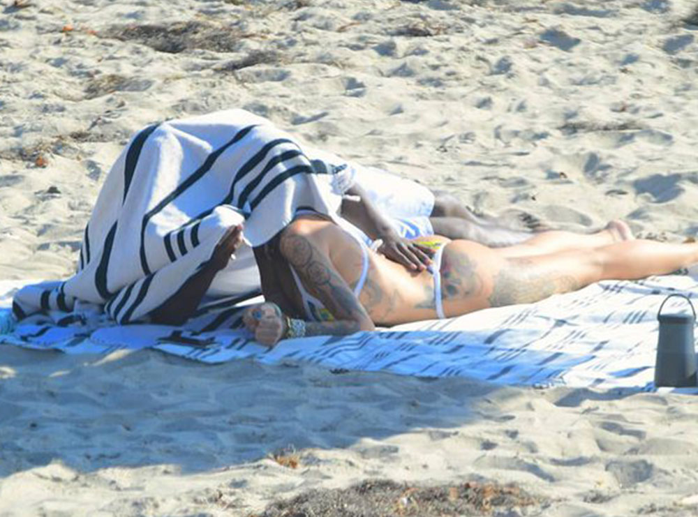 Reperi i njohur fotografohet në momente intime me modelen në plazh (FOTO)