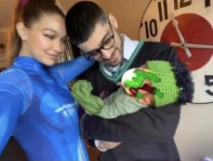 Gigi Hadid dhe Zayn Malik nuk mund të dukeshin më bukur se kaq, shfaqen për herë të parë krah vajzës së sapolindur