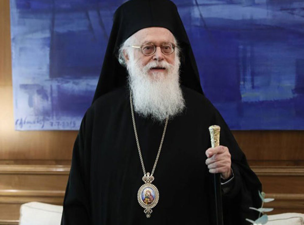 Lajm i mirë për besimtarët ortodoks, Kryepeshkopi Anastas mposht Covidin, del sot nga spitali