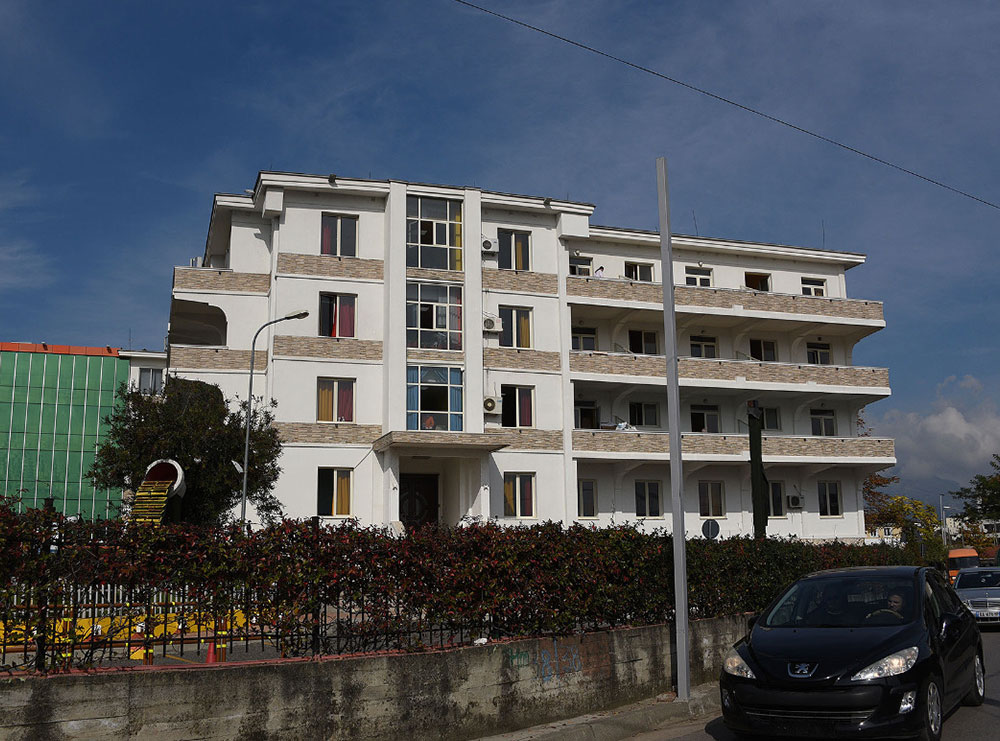 U hodh nga kati i katërt i spitalit “Shefqet Ndroqi”, dalin detaje për 52 vjeçarin