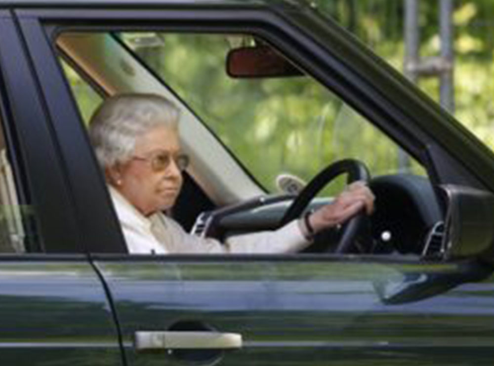 14 fotot e rralla të Mbretëreshës Elizabeth që nuk pranon të ketë shofer