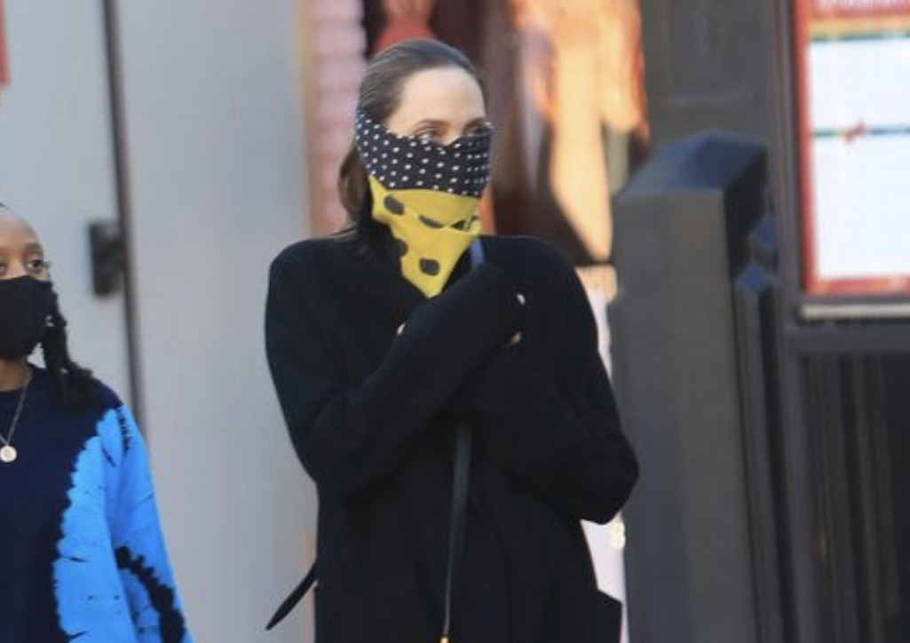 Angelina Jolie, pse të veshësh maskë kur mund të mbash shall mëndafshi