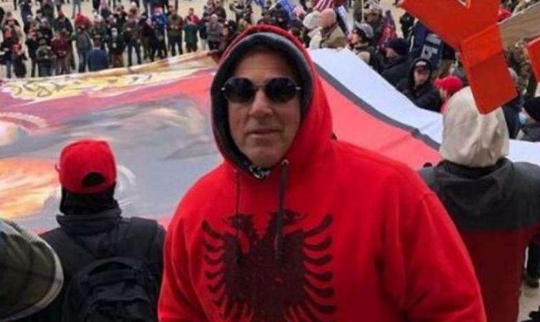 Sulmi ndaj Kongresit amerikan, në mesin e kaosit flamurit shqiptar! Ish-mafiozi pjesë e protestës