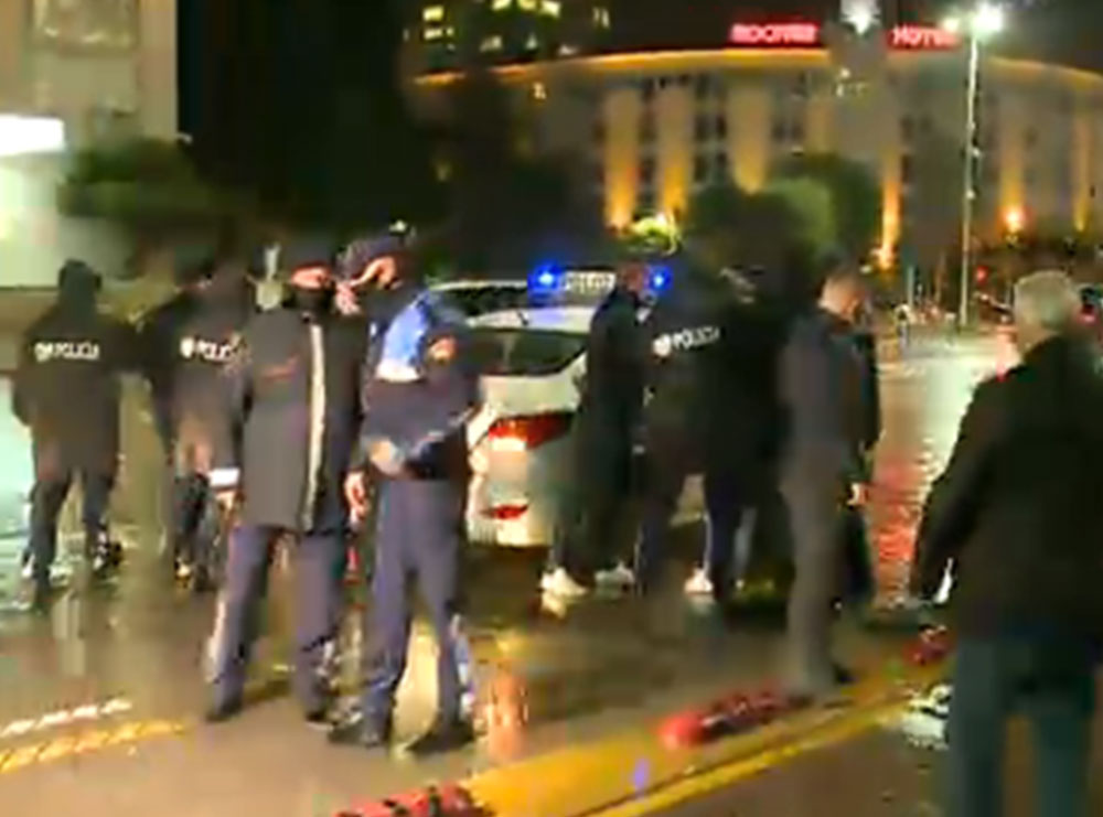 Plas grushti mes policëve në Tiranë