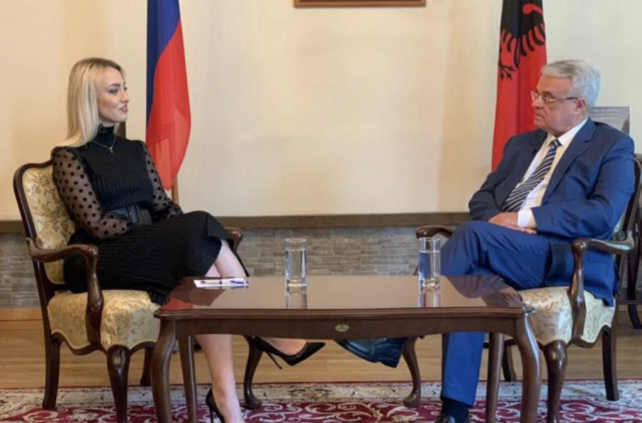 Ambasadori i Rusisë i rrëfehet Evi Reçit, thumba e pakënaqësi për Kryeministrin dhe “qeverinë hipokrite”