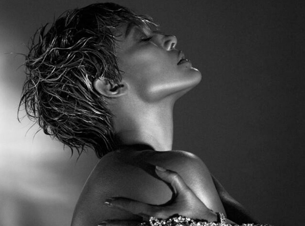 FOTOT/ Jennifer Lopez mahnit në kopertinën e ‘Allure’, shfaqet me flokët e shkurtër duke hequr dorë nga modeli ikonik i flokëve të gjata