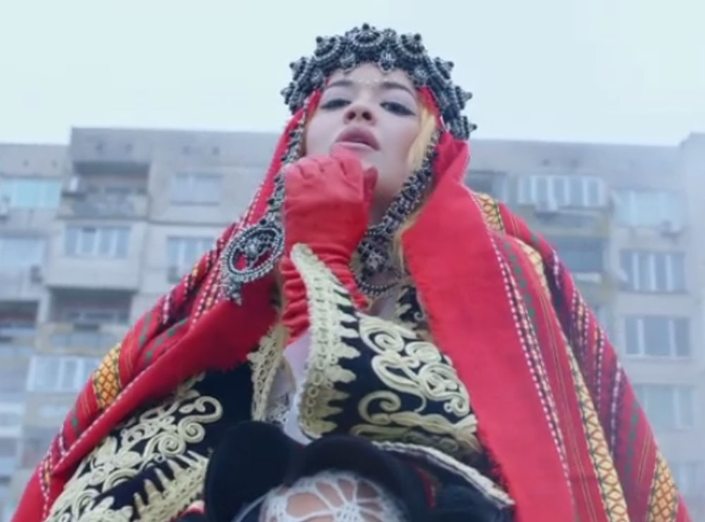 Tipike vajzë shqipare/ Rita Ora mahnit fansat, prezanton projektin e ri, shfaqet e veshur me kostumin tradicional të qëndisur me fije floriri