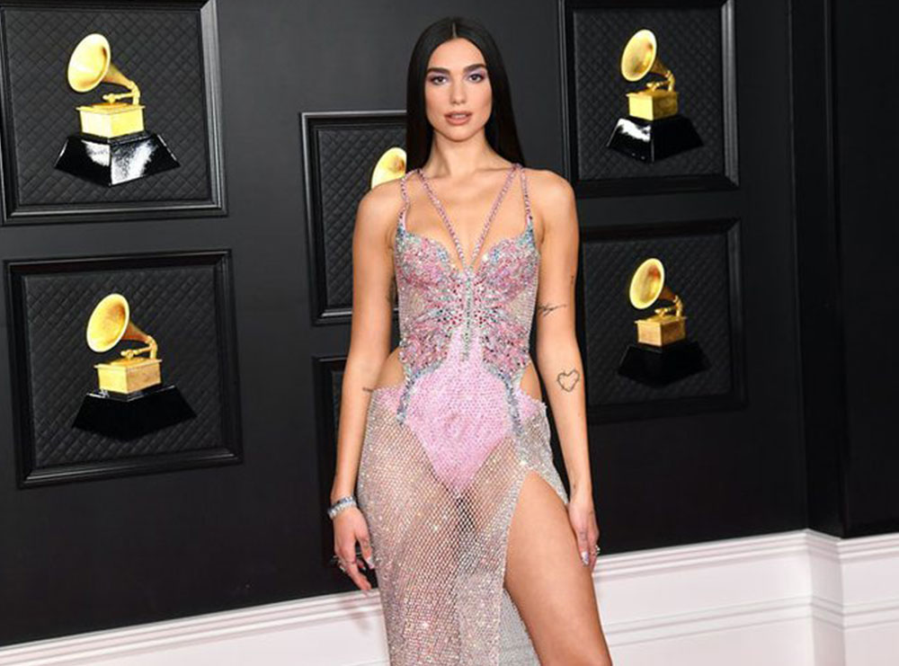 Shkëlqeu në “Grammy 2021”, por cila është simbolika domethënese e veshjes së Dua Lipës?