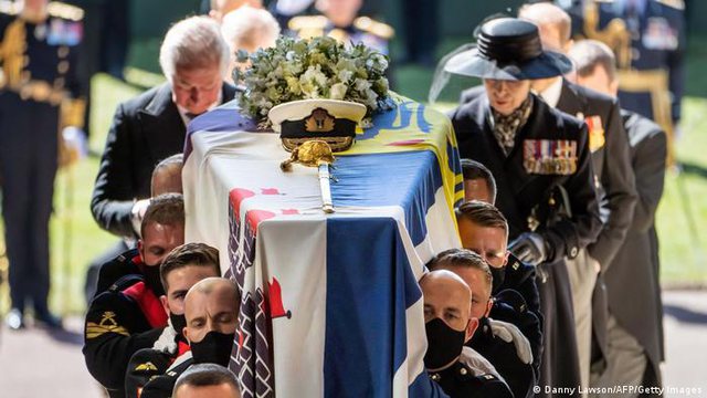 Familja Mbretërore përcjell Princin Philip, fotot nga ceremonia mortore