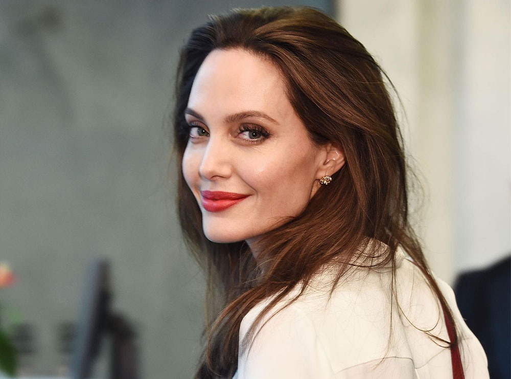 Lart e poshtë po thuhet se Angelina Jolie dhe DJ i njohur kanë nisur një lidhje dashurie!