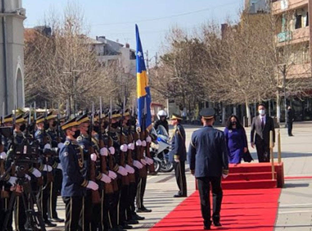 Vjosa Osmani merr zyrtarisht detyrën e Presidentes së Kosovës
