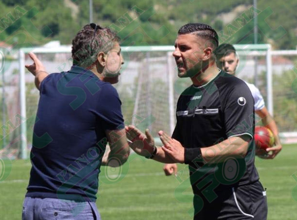 Foto ekskluzive/ Alban Bushin e lënë nervat, shikoni se si trajneri i Kombëtares shqiptare i vërsulet arbitrit