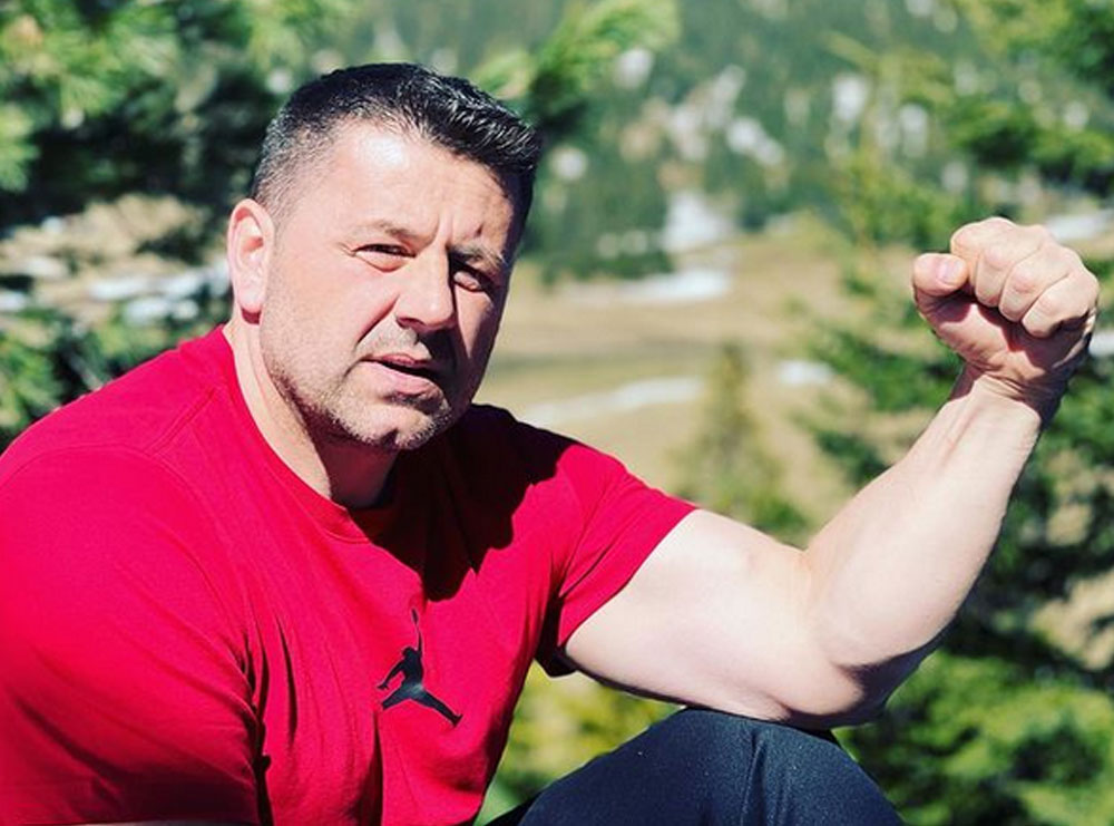 VIDEO/ Deputeti shqiptar tregon forcën, si i fluturon gomat e makinës