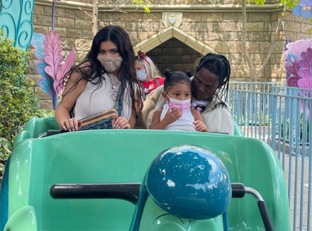 Kylie Jenner dhe Travis Scott në Disneyland me Stormin dhe të vegjëlit e tjerë