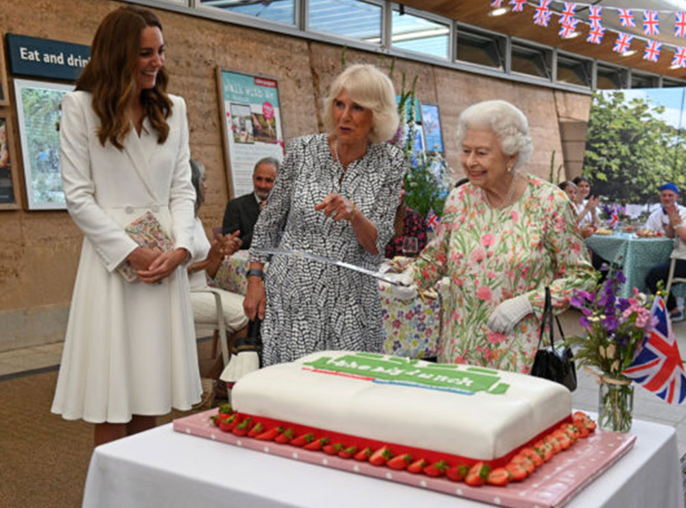 Vetëm Mbretëresha Elisabeth mund të presë me shpatë një tortë dhe prap mos të duket e çuditshme