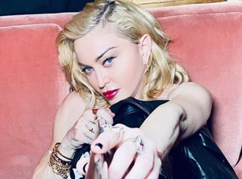 Çfarë i ka bërë fytyrës? Madonna duket tërësisht tjetër njeri dhe fansat dyshojnë se këngëtarja ka bërë…