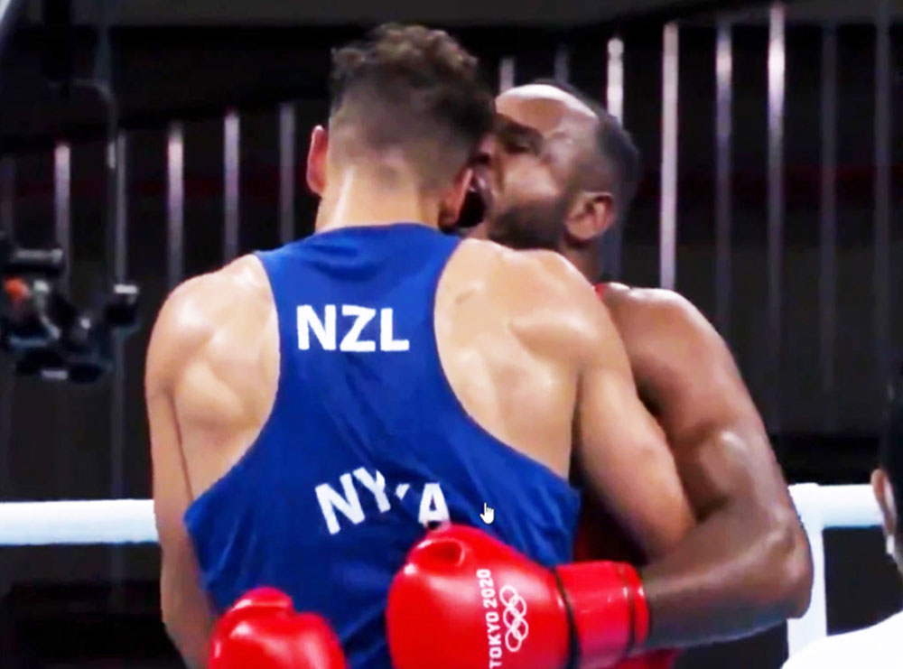 Video/ “Kafshim veshi” si Tyson: skualifikohet nga Tokio 2020 boksieri i peshave të rënda