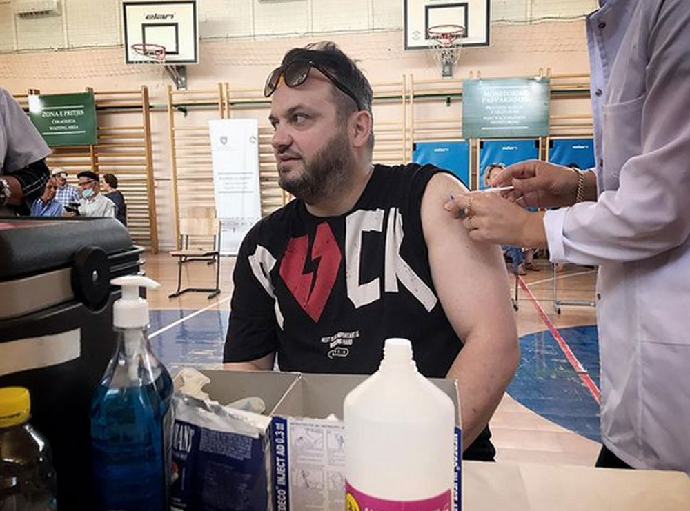 Këngëtari shqiptar merr vaksinën anti-COVID dhe ironizon: “Çipi u instalua”