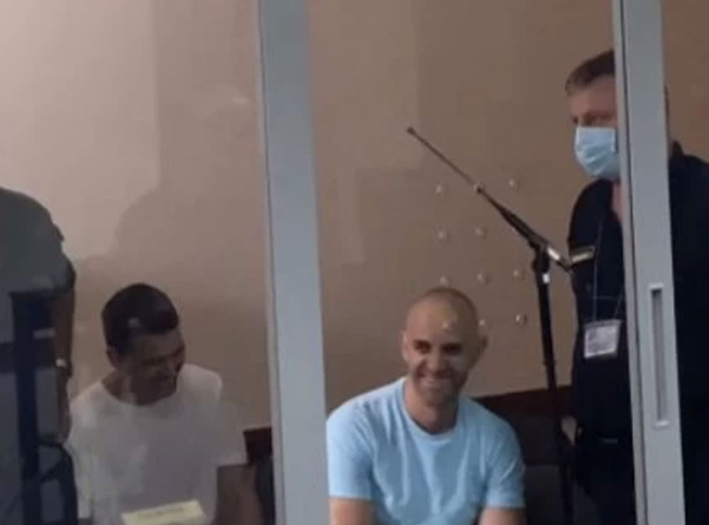 Tentuan arratisjen nga burgu, Arbër Cekaj dhe Fatmir Pjetri dalin duke qeshur në gjykatë