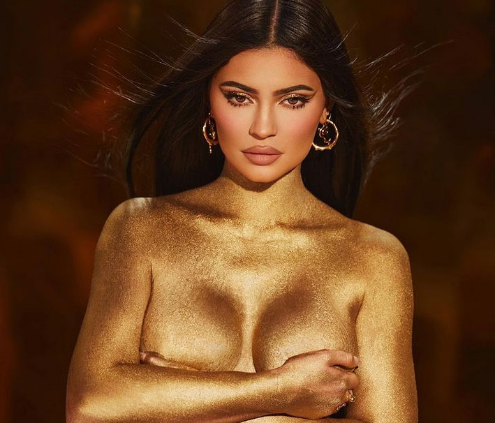 Kylie Jenner vishet me bikini ’24 karat’ për një datë të veçantë!