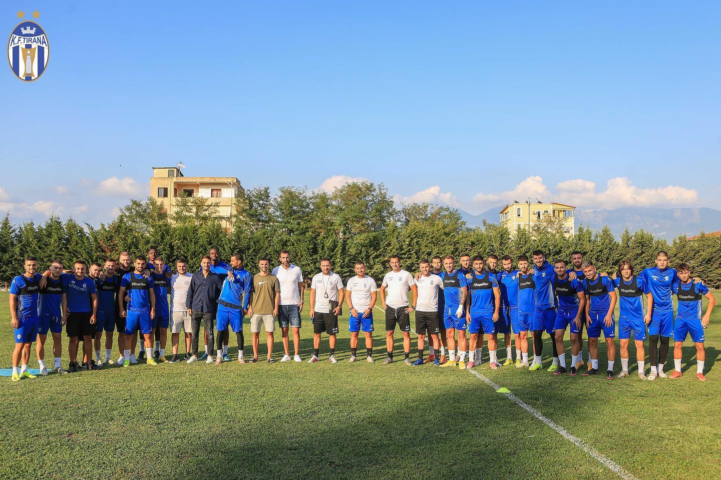 Mes të qeshurash e përqafimesh, futbollistët e Tiranës përshëndeten me Jurgen Çelhakën