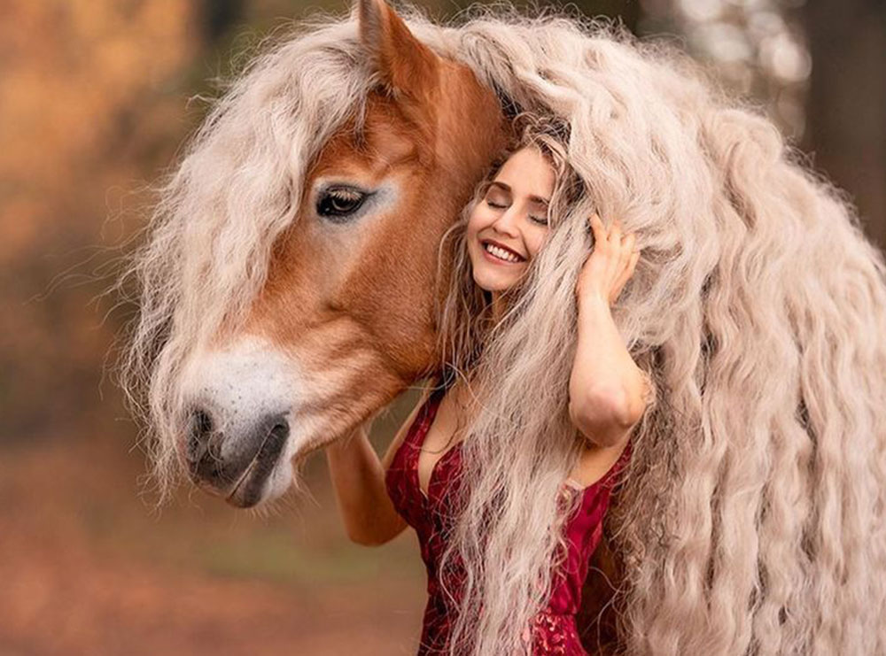 Kaçurrela identike, kjo vajzë dhe kali i saj krijojnë simetrinë e veçantë mes tyre (FOTO)