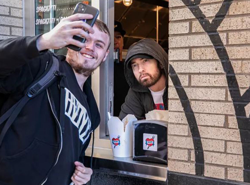 Eminem befason fansat, u shërben pasta