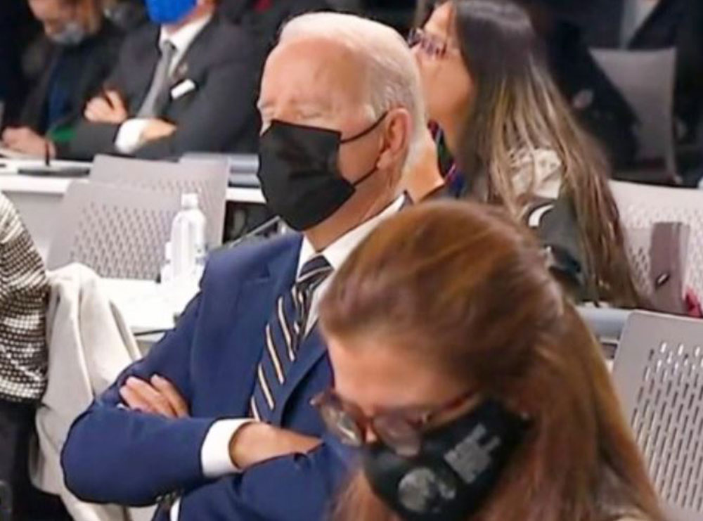 Ndodh sërish/ Presidenti Joe Biden dremit gjatë samitit për klimën, shkon e zgjon një anëtar i stafit