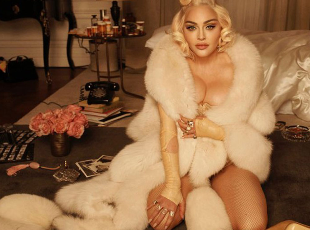 Madonna po kritikohet nga njerëzit të cilët e konsiderojnë “të frikshëm” dhe “të papërshtatshëm” faktin që ajo ka rikrijuar skenën e vdekjes së Marilyn Monroe.