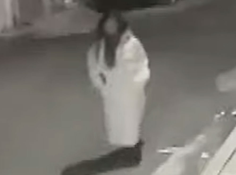 Del VIDEO/ Me xhup deri në fund të këmbëve, vajza nga Lezha që del natën e armatosur