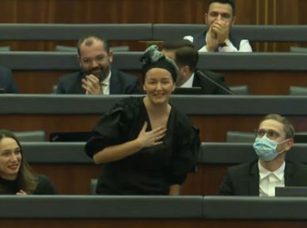 Adriana Matoshi pritet me duartrokitje pas kthimit në Kuvend