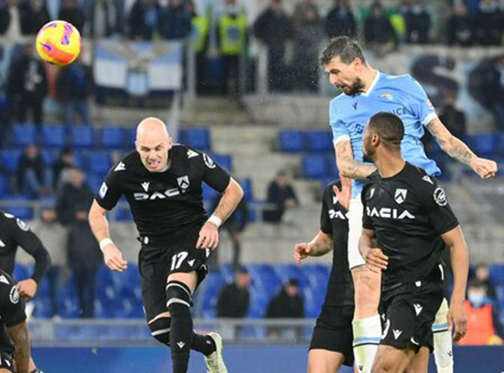 VIDEO / Shënohen 8 gola, jepen 3 të kuq e mbyllet me sherr. Ndodh gjithçka në Lacio-Udineze