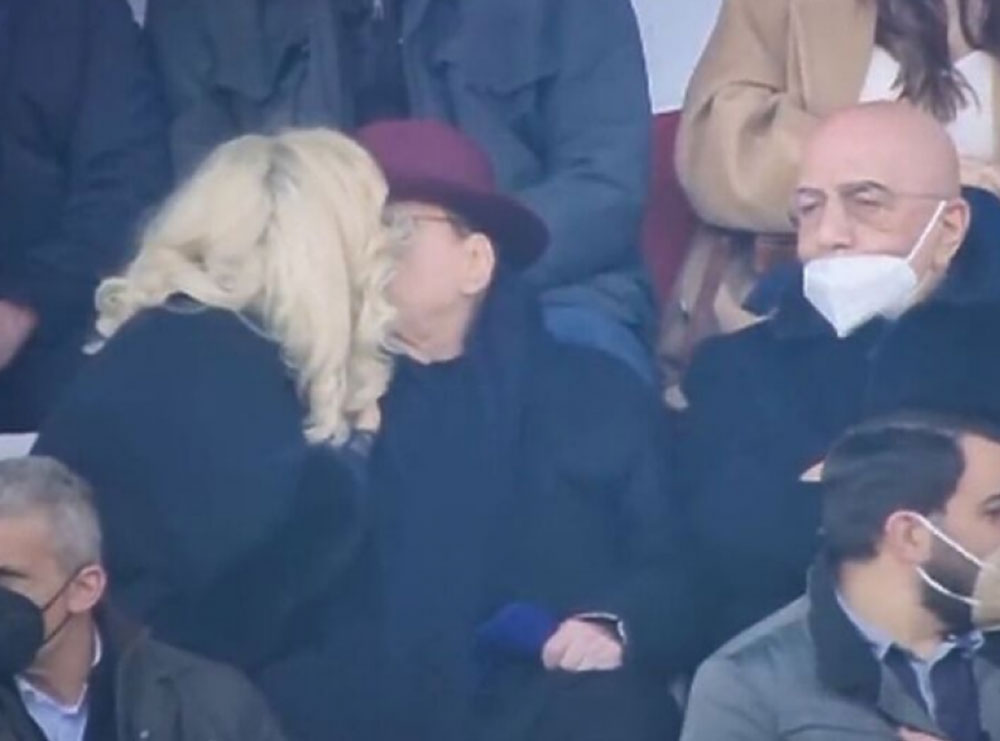 Foto+Video/ Berlusconi feston golin me puthje të nxehta me të dashurën 32-vjeçare