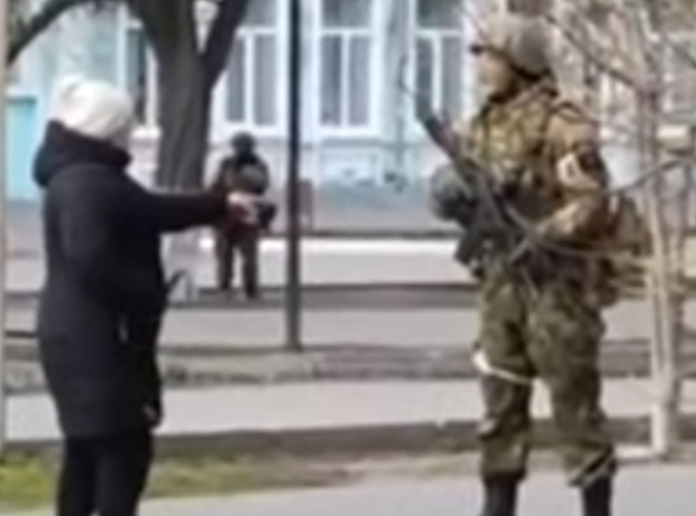 Gruaja ukrainase i jep lekë ushtarit rus: Për lekë je këtu? Merri këto dhe ik!