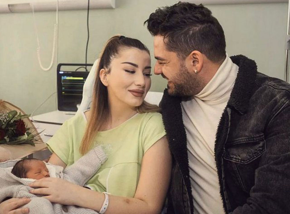 U kritikua se u shfaq me makeup në spital pas lindjes, reagon bashkëshortja e Shpat Kasapit