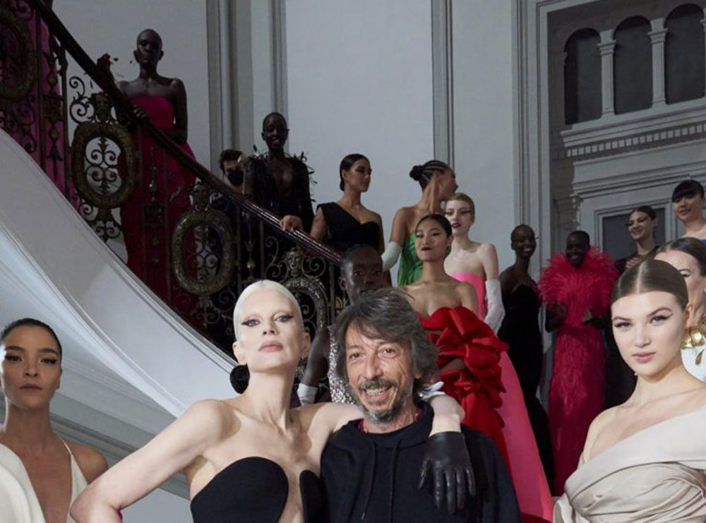 ‘Ideja më e gjerë e bukurisë’: Valentino përqafon modelet me flokë gri dhe me përmasa mesatare