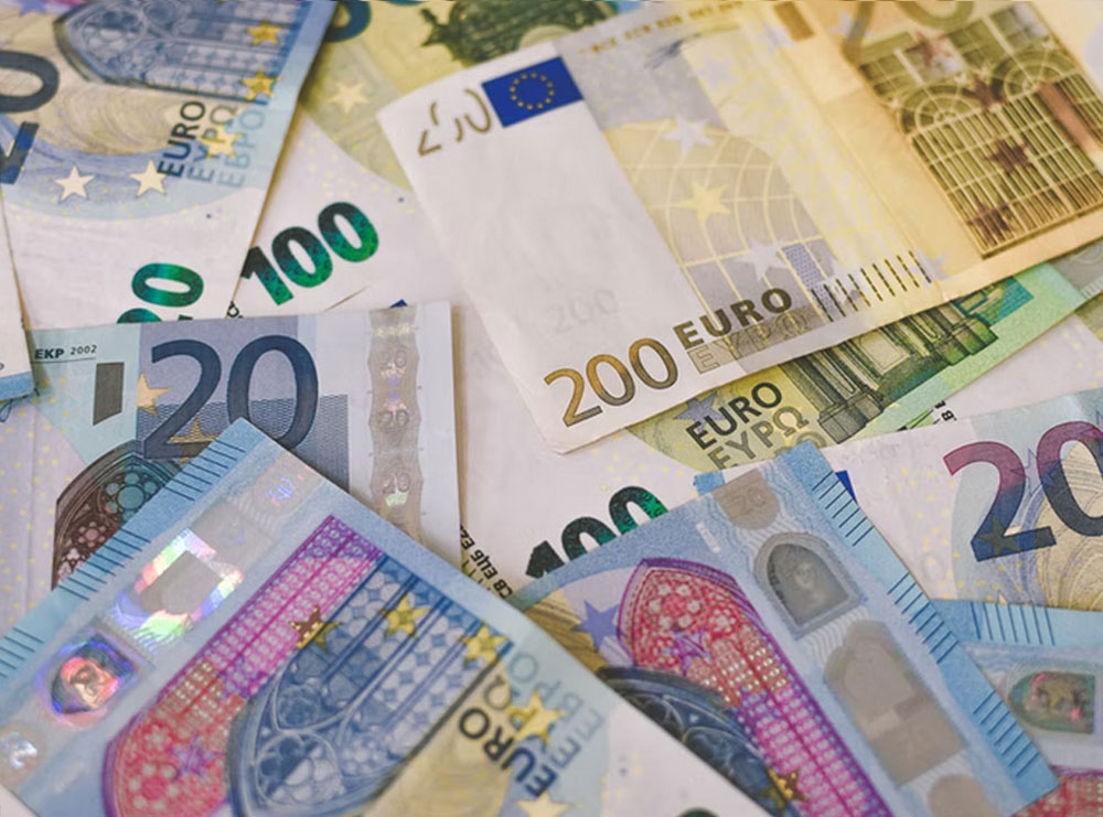 Euro bie për të dytën ditë radhazi, kursi drejt kthimit në normalitet