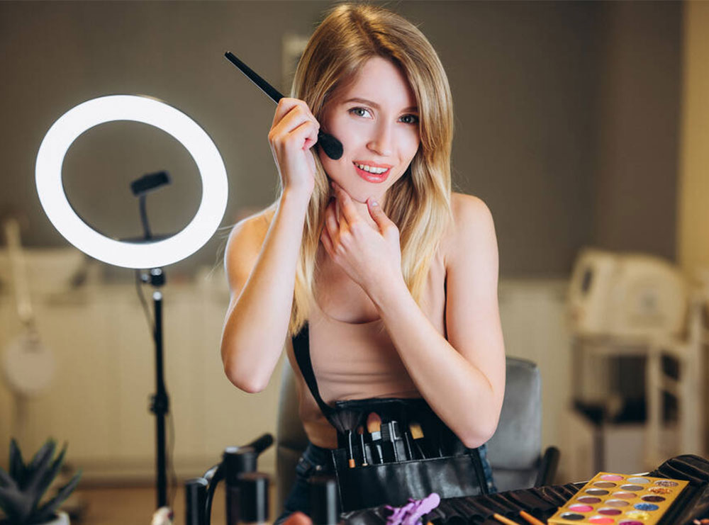 Make-up mbi 45 vjeç: disa këshilla të thjeshta për mos tu dukur si “nëna e dreqit”