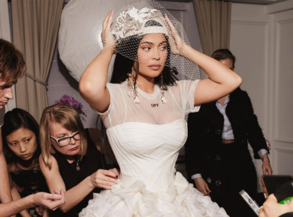 Kylie Jenner shpjegon pse veshi një fustan nusërie në Met Gala 2022!