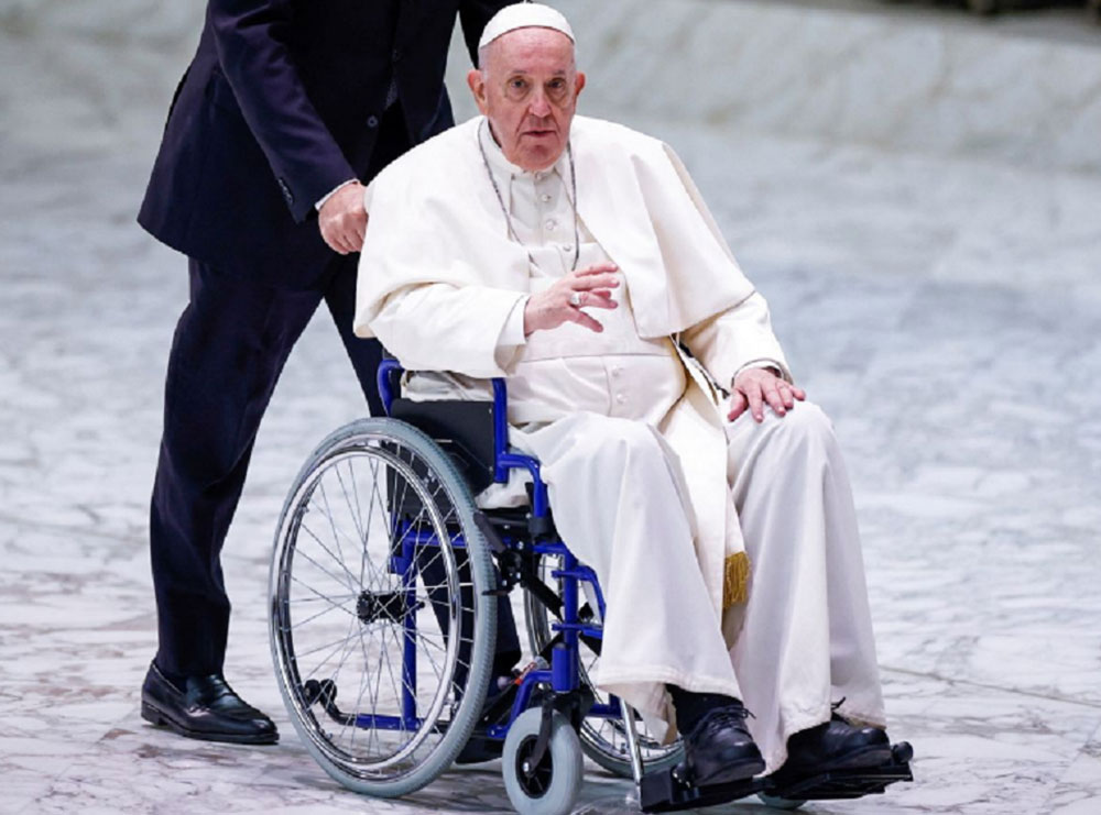 Rëndohet gjendja shëndetësore e Papa Françeskut/ Ai përdor karrigen me rrota për herë të parë në publik