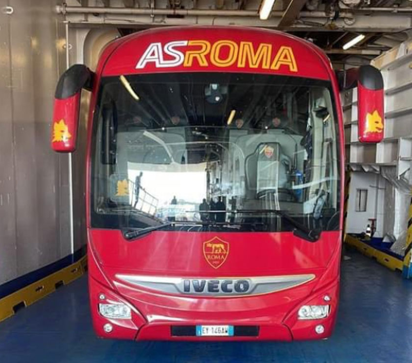 Dy ditë para finales së madhe/ Mbërrin në portin e Durrësit autobusi zyrtar i skuadrës së Romës