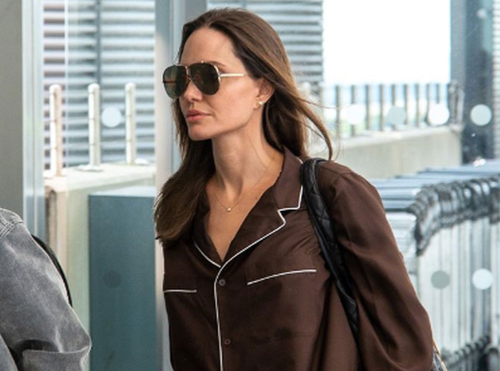 Angelina Jolie shfaqet në aeroport e veshur me pizhama dhe duket një yll